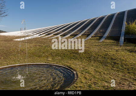 Die Hauptstadt der Schweiz hat ein neues Wahrzeichen, das Zentrum Paul Klee. Das Museum wurde von Renzo Piano in Form einer Welle in Bern, Schweiz Stockfoto