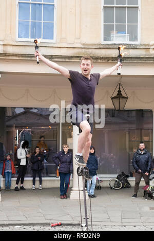 Eine Street Entertainer im Stall St Badewanne. Feuer Jonglage auf einem mono Zyklus, natürlich.. Stockfoto