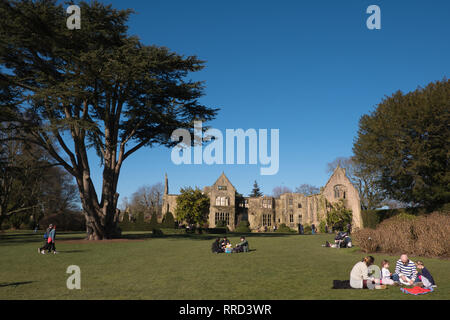 Familien genießen den Winter Sonne in Englischer Garten in West Sussex England Stockfoto