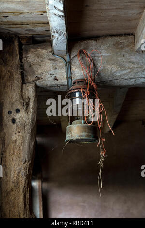 Alte, Antike, atmosphärische Stimmung, Scheune, brennende, Kerze, Rohöl, dunkle, Staub, elektrische Lampe, Feuer - natürliches Phänomen, Bodenbeläge, fossile Brennstoffe, Gas Stockfoto