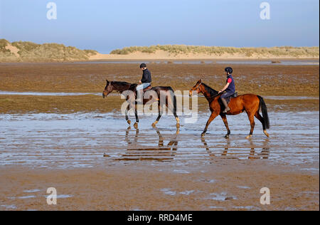 Reiten am holkham Beach, North Norfolk, England Stockfoto