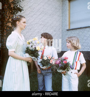 ICH HEIRATE EINE FAMILIE/Folge: 1+1=5/D 1983/Werner Schumann und Angelika Graf heiraten. / Foto: Angelikas drei Kinder - vlnr.: Tanja (JULIA BIEDERMANN), Markus (TIMMO NIESER) und Tom (TAREK HELMY)-bei der Hochzeitsfeier. / EM // Überschrift: Ich heirate eine Familie/BRD 1983 Stockfoto