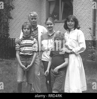 ICH HEIRATE EINE FAMILIE/Folge: 1+1=5/D 1983/Der alleinstehende Werbegrafiker Werner Schumann (Peter Weck, 2. v. li.) und Angelika Graf (Thekla Carola Wied, a.), die geschiedene Mutter der drei Kinder Tanja (JULIA BIEDERMANN), Markus (TIMMO NIESNER, l.) und Tom (TAREK HELMY), tun sich zusammen... /177967//Überschrift: Ich heirate eine Familie/BRD 1983 Stockfoto