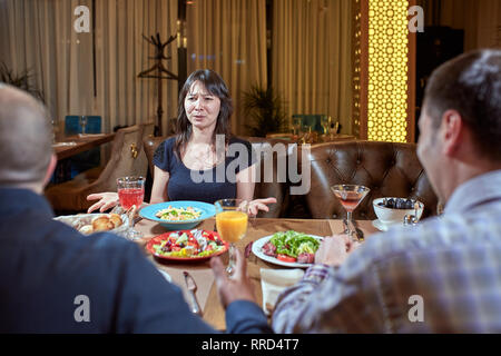 Diskussion über drei böse Freunde streiten in einem Coffee-shop Stockfoto