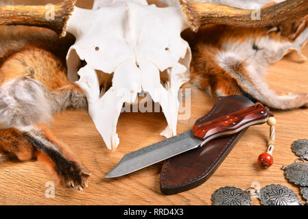 Einzigartige Jagd Damast Messer auf Schiefer Hintergrund Stockfoto