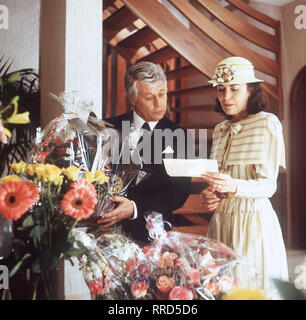 ICH HEIRATE EINE FAMILIE/Der Alltag beginnt/D 1983/'Der Alltag beginnt "für Werner (Peter Weck) und Angie (Thekla Carola Wied)/EM//Überschrift: ICH HEIRATE EINE FAMILIE Stockfoto