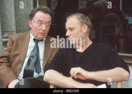 TATORT - Mitten in Leipzig wird ein "Alter Herr" der Studentenverbindung "Votania' erschlagen aufgefunden. 5/6 für sich Ehrlicher (PETER SODANN) und Kain (BERND MICHAEL LADE) zum Tatort aufmachen, wird zur gleichen Zeit in Köln im Intercity aus Leipzig eine Leiche gefunden - auch ein "Alter Herr" der 'Votania'... Regie: Kaspar Heidelbach aka. Quartett in Leipzig/Überschrift: TATORT/D2000 Stockfoto