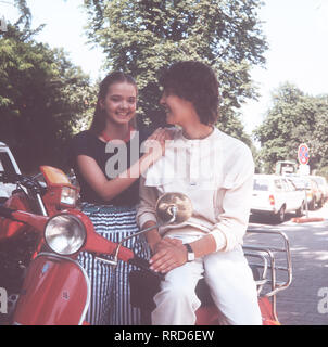 ICH HEIRATE EINE FAMILIE/der Freund/Tanja ist frisch hat in Stand Freund Ben. Szene mit Julia Biedermann und Daniel JACOB. /EM/, 09 DFAFamilie/Überschrift: ICH HEIRATE EINE FAMILIE Stockfoto