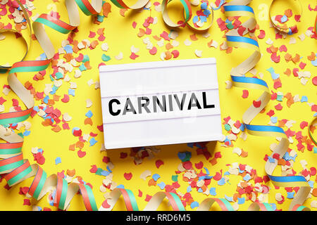 karneval flach lag mit Konfetti und Streamer Stockfoto