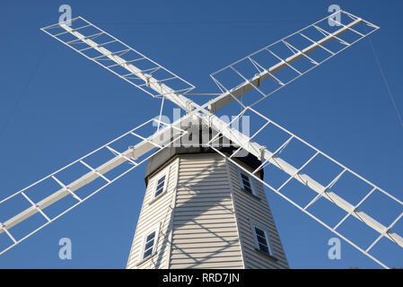 Die Paddel der weissen Mühle stand out gegen den blauen Himmel an Gründer Museum in Nelson, Neuseeland Stockfoto