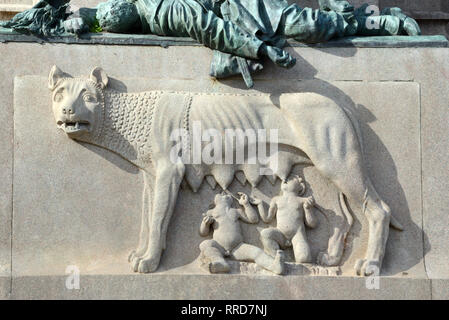 Bas-Relief von Romulus & Remus Säugende eine She-Wolf, auf dem Sockel des Denkmals zu Garibaldi (1895), Gianicolo-hügel und Park Rom Italien Stockfoto