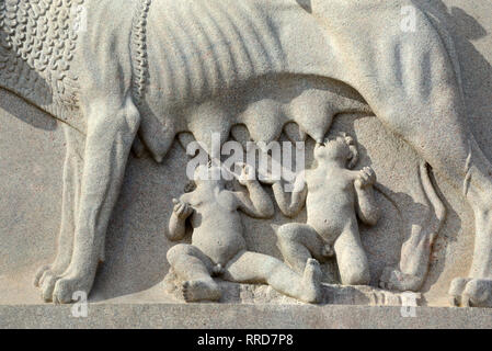 Bas-Relief von Romulus & Remus Säugende eine She-Wolf, auf dem Sockel des Denkmals zu Garibaldi (1895), Gianicolo-hügel und Park Rom Italien Stockfoto