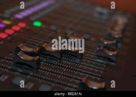 Professionelle Konzert Mixing Console-Fader. Close-up Stockfoto