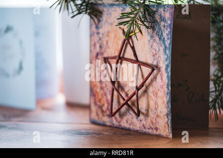 Handgefertigte Weihnachten Karte mit einem Star aus Zweigen. Stockfoto