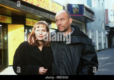 Faust im Hafen wir die Leiche des jungen Fotografen Keller gefunden. Ulrike (STEPHANIE PHILIPP) und Faust (Heiner Lauterbach) nehmen die Ermittlungen auf. Der einzige Hinweis auf den Täter ist ein Foto mit Tätowierung. Die Spur führt zu einem Taxiunternehmen. Regie: Roland Gräf aka. Der Club des Drachen/Überschrift: Faust/BRD 1994 Stockfoto
