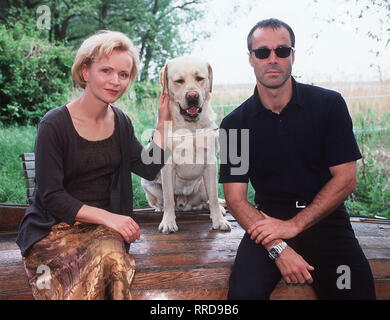 ALPHAMANN - Tom Leschek (Hannes Jaenicke) mit der Psychologin Jessica van der Laan (RENEé SOUTENDIJK). Regie: Thomas Jauch aka. 1. Amok/Überschrift: ALPHAMANN/BRD 1999 Stockfoto