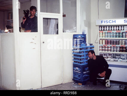 ALPHAMANN-Der alphamann alias Tom Leschek (Hannes Jaenicke), sein erster Fall ist Martin Buchmüller (Tobias Moretti), ebenfalls SEK-Mann, der jedoch aus persönlichen Gründen durchdreht... Regie: Thomas Jauch aka. 1. Amok/Überschrift: ALPHAMANN/BRD 1999 Stockfoto