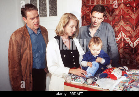 Wolffs Revier ist Max wirklich Wolffs Sohn, wie Katrin behauptet? Foto: Kommissar Andreas Wolff (JÜRGEN HEINRICH, l.), seine alte Liebe Katrin Decker (PETRA ZIESER) mit ihrem Art Max sowie ihr Bruder Jens Decker (MICHAEL MAERTENS). Regie: Michael Mackenroth aka. Zahltag/Überschrift: WOLFFS REVIER/BRD 1997 Stockfoto