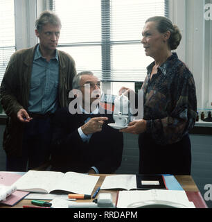 Unser Lehrer Doktor Specht Folge: Vaterfreuden ROBERT ATZORN (Dr. Markus Specht) Charles Brauer (Direktor Hartlaub) INGRID VAN BERGEN (Fr. Liebscher, Sekretärin) aka. Vaterfreuden 2/Überschrift: UNSER LEHRER DOKTOR SPECHT Stockfoto