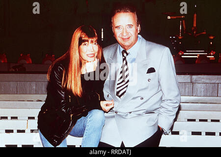 KEIN SCHÖNER LAND Günter Wewel führt diesmal seine Zuschauer durch Weimar, sterben in diesem Jahr aus gutem Grund zur "Kulturstadt Eurpoas" befördert wurde. Foto: Günter WEWEL mit Katja Ebstein im zu Goethetheater Bad Lauchstädt. aka. Weimar und die Weinregion Saale-Unstrut/Überschrift: Kein schöner Land Stockfoto