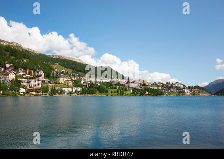 Sankt Moritz Stadt und See im Sommer, Sonne in der Schweiz Stockfoto