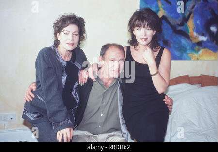 Andrea und Marie/D 1997 - Martin Enlen/Andrea (Hannelore Elsner, l.) und Marie (Iris Berben) lieben Ralf (Michael Mendl) - jede auf ihre Weise. Das pikante Dreiecksverhältnis findet ein Ende, als sich Ehefrau Marie und Geliebte Andrea 5/6 eines Urlaubs an der Cote d'Azur durch Zufall kennenlernen. /41106/, 01 DFAandrea1/Überschrift: ANDREA UND MARIE/D 1997 Stockfoto