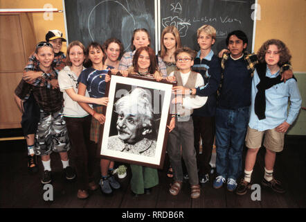 SCHLOSS EINSTEIN Schulanfang im Internat der Chloß Einstein". Aus allen Teilen Deutschlands treffen nach den großen Ferien die Schülerinnen und Schüler der Internatsschule ein. GREGOR CZEMPIEL (Wolf) JULIAN HANSCHKE (Ingo) KATHRIN BLUME (Alexandra) JULIANE BRUMMUND (Nadine) GEERTJE BOEDEN (Antje) ANJA STADLOBER (Vera) PAULA BIRNBAUM (Iris) LAURA LAß (Katharina) PHILIP BAUMGARTEN (Tom) FLORENS SCHMIDT (Oliver) KUMARAN GANESHAN (Budhi) GEORG MALCOVATI (Marc) Regie: Gunter Krää aka. 1. Folge/Überschrift: Schloss Einstein/BRD 1998/9 Stockfoto