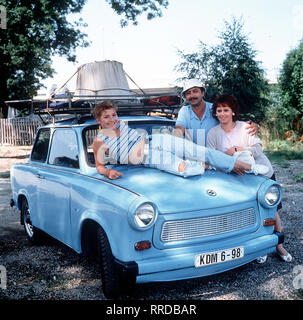 GO TRABI GO/D 1990 - Peter Timm/Familie Struutz aus Bitterfeld und Leipzig freut sich auf den langersehnten Urlaub. Die Reise soll vom bleigrauen Himmel ihrer Heimat / Bella Italia führen. /CLAUDIA SCHMUTZLER - Jaqueline, WOLFGANG STUMPH - Udo/MARIE GRUBER - Rita und Trabi Schorsch. /37150/, 01 DFAtrabi/Überschrift: Go Trabi Go/D 1990 Stockfoto