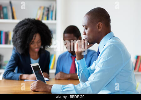 Die African American Financial Advisor mit Business Team im Büro Stockfoto