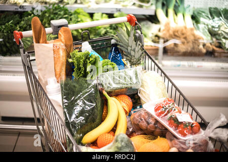 Voller Produkte Einkaufswagen im Supermarkt. Stockfoto