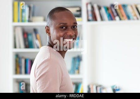 Glücklich lachend afrikanische amerikanische Mann mit Glatze drinnen zu Hause Stockfoto