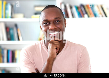 Lachend afrikanische amerikanische Mann mit Glatze drinnen zu Hause Stockfoto