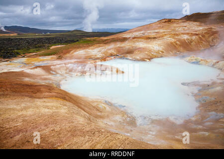 Leirhnjukur (Clay Hill) Rhyolith Formation mit heißer Schwefelsäure Federn an der Krafla Vulkangebiet in der Mývatn-Region im Nordosten Island, Skandinavien Stockfoto