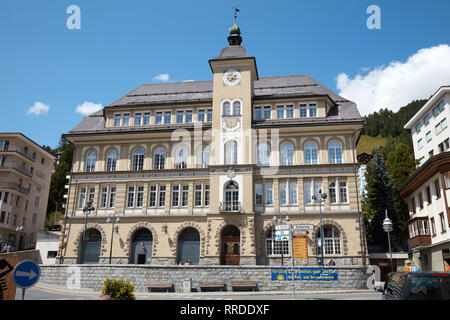 SANKT MORITZ, SCHWEIZ - 16. AUGUST 2018: Saint Moritz Bibliothek Gebäude an einem sonnigen Sommertag in der Schweiz Stockfoto