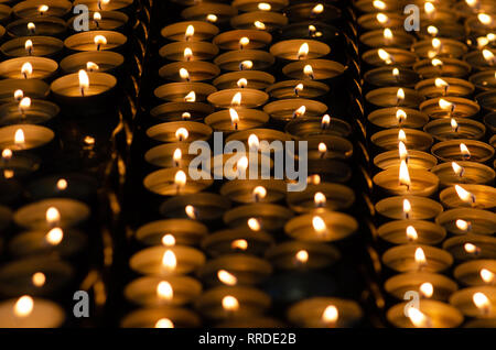 Viele schöne Kerzen in einer Reihe mit einem golden leuchtende gelbe LED - selektive Fokus Stockfoto