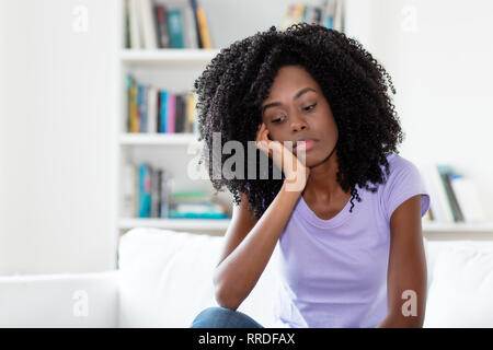 Traurig und frustriert afrikanische amerikanische Frau zuhause zu Hause Stockfoto