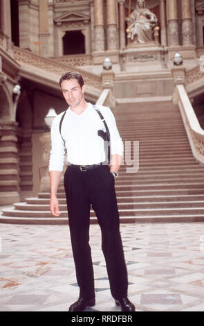 KOMMISSAR REX Ein Modellhubschrauber, mit Sprengladung bestückt ist, fliegt durch ein offenes Fenster und explodiert. Dabei kommt der bekannte Krimiautor Jochen Horn ums Leben. Brandtner (Gedeon Burkhard) konzentriert seine Ermittlungen in Hörner Ehefrau und dessen Verleger... Regie: Bodo Fürneisen aka. Mörderisches //Überschrift: Kommissar Rex Stockfoto