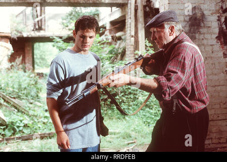 EIN FALL FÜR ZWEI / Härter als Glas/Der Tischlermeister Karl Lohse beobachtet, wie der Freund seiner Tochter Karla Hals über Kopf aus dem Haus rennt. Er findet Karla blutüberströmt und tödlich verletzt in ihrer Wohnung. Noch am selben Abend wird Klaus Hencke aufgrund von lohses Aussage festgenommen. /Karl Lohse (KARL MERKATZ) zeigt seinem Sohn Günter (MARCO HOFSCHNEIDER), daß es ihm durchaus ernst damit ist, den Mord ein thunfischwadenfänger Tochter Karla zu rächen. /36264/, 13 DFAEinFall/Überschrift: EIN FALL FÜR ZWEI Stockfoto