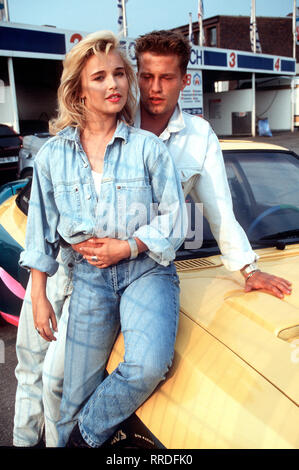 MANTA, MANTA/D 1991 - Wolfgang Büld/Tiefergelegt, breit und stark - berties Manta ist nicht nur ein Auto, es ist der unschlagbare "Wahnsinn auf vier Rädern"... /Bild: Bertie (Til Schweiger) mit seiner Freundin Uschi (TINA RULAND). /37053/, 15 DFAManta3/Überschrift: MANTA, MANTA/D 1991 Stockfoto