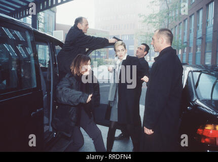 T.E.A.M.- BERLIN - BÜckmann wird Carolin Hagen zu seinem Wagen zerren. Der "T.E.A.M."-Wagen fährt vor, Paulsen und Nathalie greifen sich sterben Hagen und ziehen sie in Human Wagen... GEORGE CLAISSE, Nina Kronjäger, GESINE CUKROWSKI, OLAF STAHNEK Regie: Ulrich Zrenner aka. Der Verrat/Überschrift: T.E.A.M.- BERLIN/BRD 2000 Stockfoto