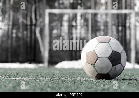Alte Fußball-Ball auf dem Feld. Weiß Fußball ohne Branding. Close Up. Stockfoto
