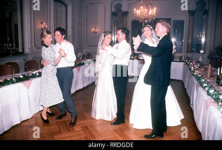 VOM KÜSSEN UND VOM FLIEGEN - Szene: Die Hochzeitsfeier der Söhne Finkbeiner. V. l. n. r.: Fritz (FELIX EITNER), Petra (Susanne Lothar), Kurt (GEORGE LENZ), Helga (STEFANIE SCHMID), Erwin (JOHANN VON BÜLOW) und Margot (Anneke Kim Sarnau). aka. Von Hartmut Schoens/Überschrift: VOM KÜSSEN UND VOM FLIEGEN/BRD 1999 Stockfoto