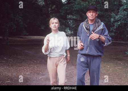 NICHT VON SCHLECHTEN ELTERN - Jenny (TINA RULAND) trainiert mit ihrem Vater (Ulrich Pleitgen) für den Schulstaffellauf. ' Wettkämpfe '/Überschrift: NICHT VON SCHLECHTEN ELTERN Stockfoto