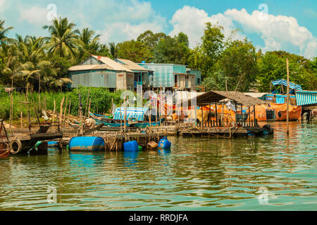 Das tägliche Leben in Vietnamesischen schwimmende Dörfer in Tan Chau,, eine Giang Provinz Mekong, Vietnam, Asien Stockfoto