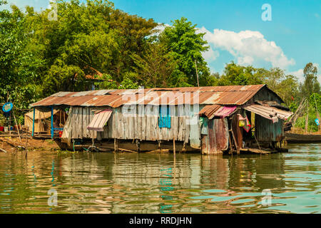 Das tägliche Leben in Vietnamesischen schwimmende Dörfer in Tan Chau,, eine Giang Provinz Mekong, Vietnam, Asien Stockfoto