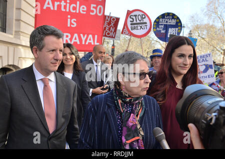 MPs drehen (im Uhrzeigersinn von links) Chris Leslie, Luciana Berger und Ann Coffey und Angela Smith sprechen zu Medien, da Sie, bei einem Great George Street in London, die für die unabhängige Gruppe erste Sitzung kommen. Stockfoto