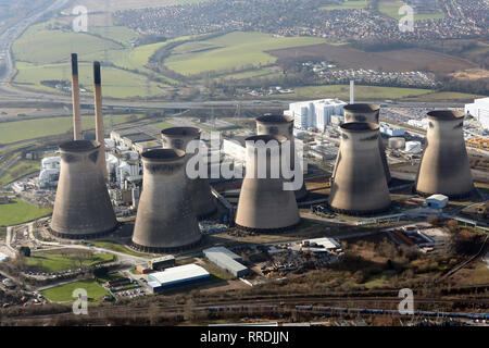 Luftaufnahme des nun geschlossenen Ferrybridge Power Station in West Yorkshire Stockfoto