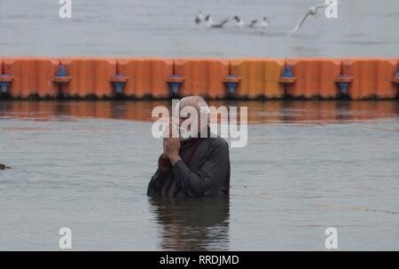 Allahabad, Indien. 24 Feb, 2019. Allahabad: Ministerpräsident Narendra Modi bieten Gebet während der Einnahme von holydip im Sangam während Kumbh in Allahabad am 24-02-2019. Foto von Prabhat Kumar verma Credit: Prabhat Kumar Verma/Pacific Press/Alamy leben Nachrichten Stockfoto