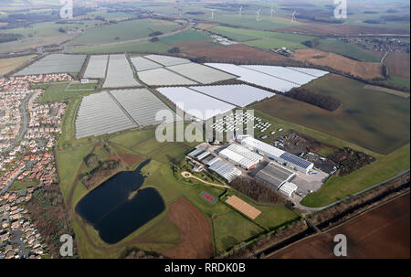 Luftaufnahme der Morgen von Treibhäusern auf Makins weiches Obst Enterprise bei Micklefield, Otley, Leeds, 25. Stockfoto