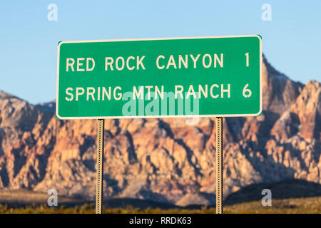 Am frühen Morgen Blick auf Route 159 Hinweisschild und Wüste Berge in der Nähe von Red Rock Canyon National Conservation Area, Feder Mtn Ranch State Park und Las Stockfoto